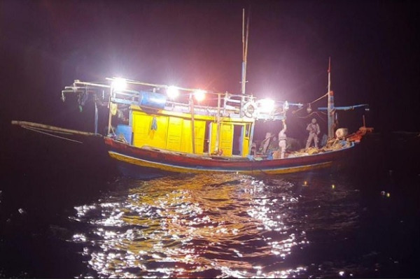 Dua Kali Tembakan Peringatan, Kapal Vietnam Tak Berkutik saat Diamankan di Natuna