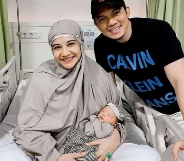 Setelah Menanti Bertahun-tahun, 6 Selebritas Ini Akhirnya Dikaruniai Momongan