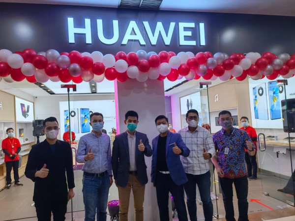 Semakin Agresif, Huawei Resmikan HES ke-18 di Mall Olympic Garden Malang
