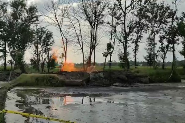 Semburan Api Berbau Bercampur Air dan Pasir dari Sumur Tua Semakin Membesar Resahkan Warga Indramayu