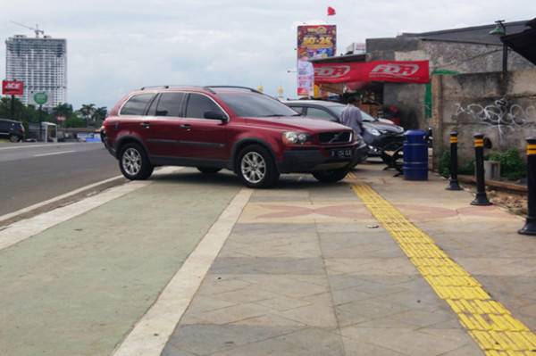 Baru Selesai Dibangun, Trotoar Senilai Rp21 Miliar di Tangsel Ini Jadi Tempat Parkir Liar