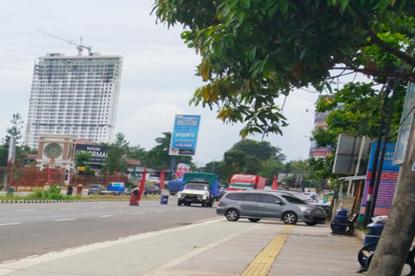Baru Selesai Dibangun, Trotoar Senilai Rp21 Miliar di Tangsel Ini Jadi Tempat Parkir Liar