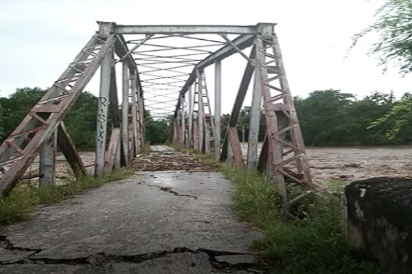 Jembatan Bersejarah yang Diresmikan Jenderal A Yani Ambruk Diterjang Banjir Bandang