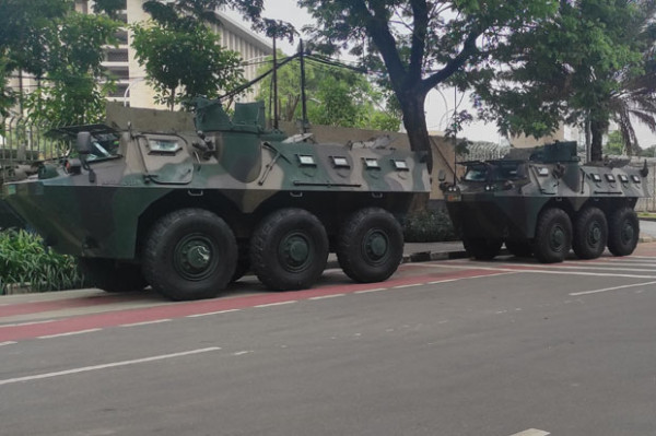 TNI-Polri Siagakan 2 Anoa dan Rantis di Gereja Katedral Jakarta