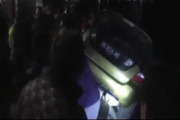 Pengemudi Wanita Baru Bisa Nyetir, Mobil Terjun ke Laut