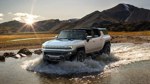 Ini Kelebihan SUV GMC Hummer EV sang Pembunuh Jeep Wrangler