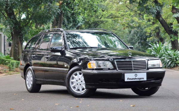 Perwagonan Duniawi, Mercedes Benz C230 Elegance Ini Dibanderol Rp345 Juta