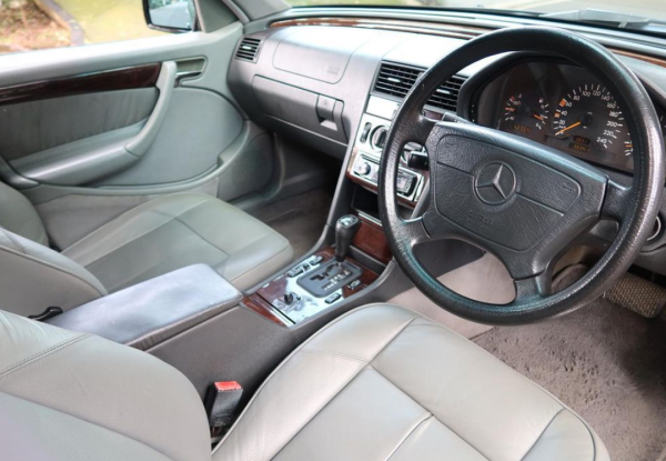 Perwagonan Duniawi, Mercedes Benz C230 Elegance Ini Dibanderol Rp345 Juta