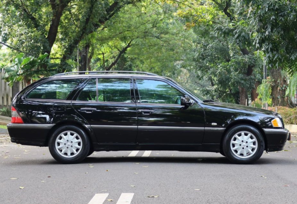 Perwagonan Duniawi, Mercedes Benz C230 Elegance Ini Dibanderol Rp345 Juta