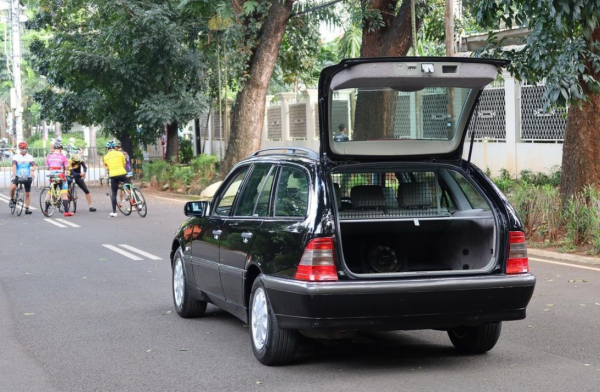 Perwagonan Duniawi, Mercedes Benz C230 Elegance Ini Dibanderol Rp345 Juta