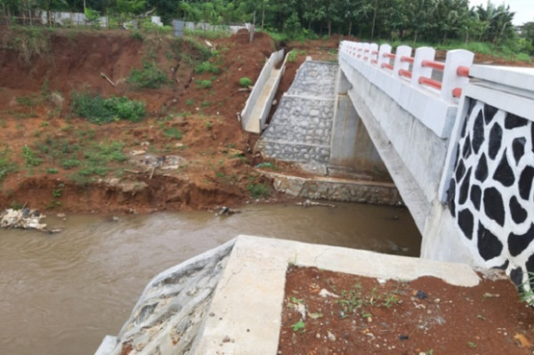 Miris! Jembatan Kalibaru II Senilai Rp8 Miliar Selesai Dibangun Tapi Belum Bisa Dipakai