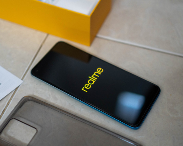 Unboxing Realme 8 Pro, Rp4,5 Juta, Kamera 108 MP dan Layar Super AMOLED