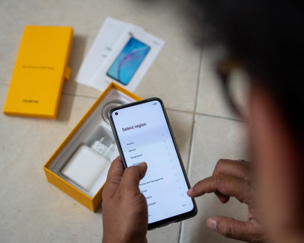 Unboxing Realme 8 Pro, Rp4,5 Juta, Kamera 108 MP dan Layar Super AMOLED
