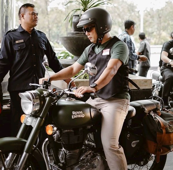 Gawat, Helm Retro yang Dipakai Jokowi dan Ridwan Kamil Banyak Dipalsukan
