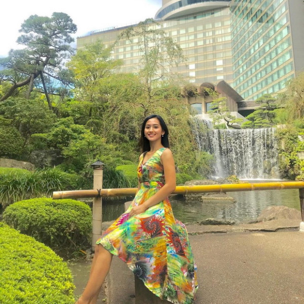 Dari Jadi SPG Konter HP hingga Ikuti Kontes Kecantikan, Ini Berbagai Gaya Cantik Sierra