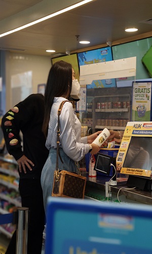 Heboh! Anya Geraldine Belanja di Minimarket Bersama Pria
