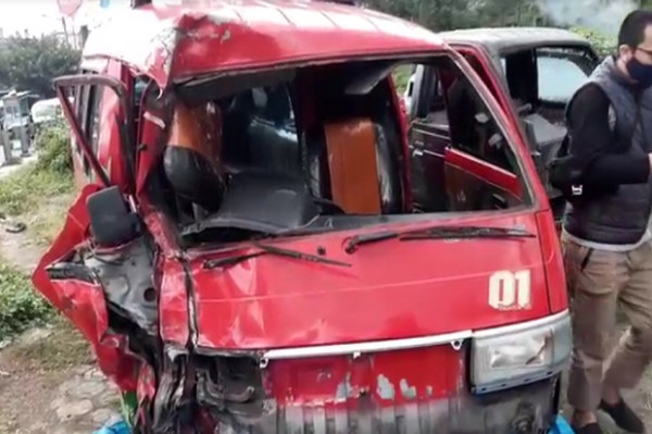 Atraksi Ugal-ugalan Sopir Angkot Duduk di Jendela Sambil Nyetir Sebabkan 6 Orang Luka Parah