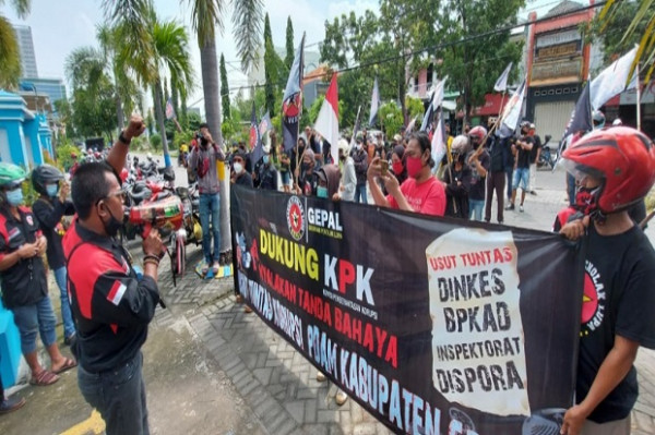 Dukung KPK Tuntaskan Kasus Korupsi, Puluhan Warga Geruduk PDAM Giri Tirta Gresik