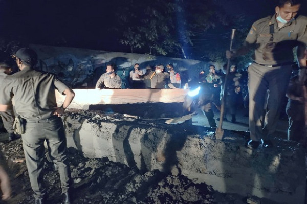 Tembok Blokade Jalan Umum ke Pergudangan Cipondoh Dibongkar Paksa Petugas Gabungan
