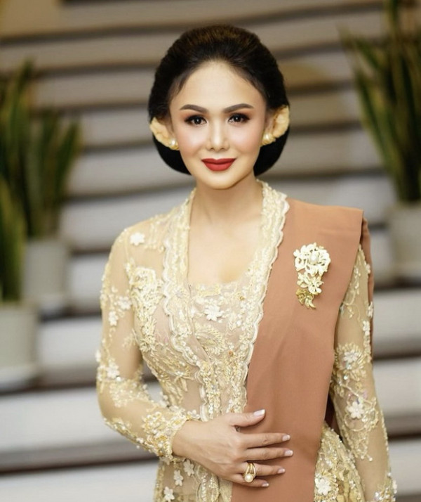 Yuni Shara Tetap Cantik Jelang Kepala Lima, Netizen: Ayune Pol, Njawani