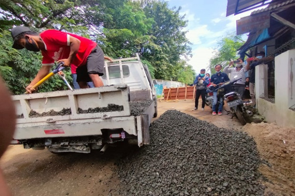 Tembok Blokade Jalan Umum ke Pergudangan Cipondoh Dibongkar Paksa Petugas Gabungan