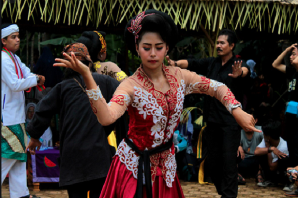 Ronggeng Gunung Pangandaran, Kalaborasi Tari Lengger dan Ritual Pemujaan untuk Dewi Sri
