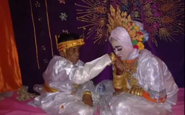 Jangan Baper! Kakek di Bone Nikahi Gadis Cantik Berusia 19 Tahun