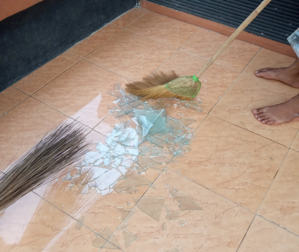 Dampak Gempa Malang, Air Kolam Bergolak, Kaca Berserakan, dan Atap Rumah Runtuh