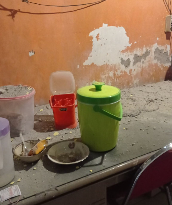 Dampak Gempa Malang, Air Kolam Bergolak, Kaca Berserakan, dan Atap Rumah Runtuh