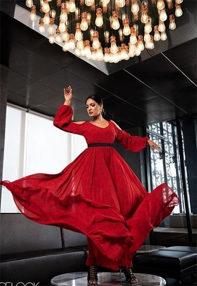 Gaun-Gaun Indah Caroline Jurie, Mrs World 2020 yang Copot Paksa Mahkota Mrs Sri Lanka 2021