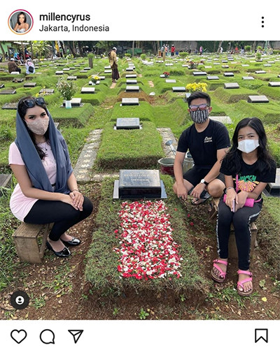 Ziarah Makam Ayah Pakai Kerudung, Millen Cyrus Dicibir Netizen