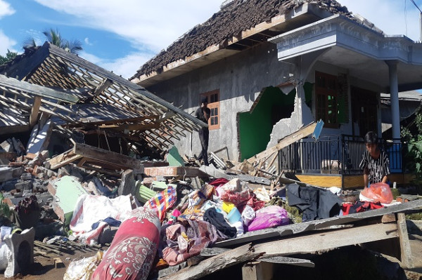 Semangat Itu Masih Menyala di Antara Puing Berserakan Sisa Guncangan Gempa Malang