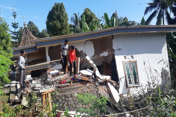Semangat Itu Masih Menyala di Antara Puing Berserakan Sisa Guncangan Gempa Malang