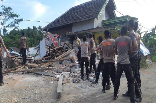 Gempa Mengguncang Malang dan Lumajang, Brimob Jatim Salurkan Bantuan dan Pasukan