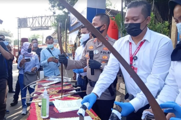 Bikin Ngilu, Ini Penampakan Senjata yang Dipakai Tawuran Dua Geng di Cirebon