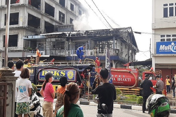 3 Ruko Ludes Dilalap Api, 2 Penghuni Meregang Nyawa Terjebak Dalam Kobaran