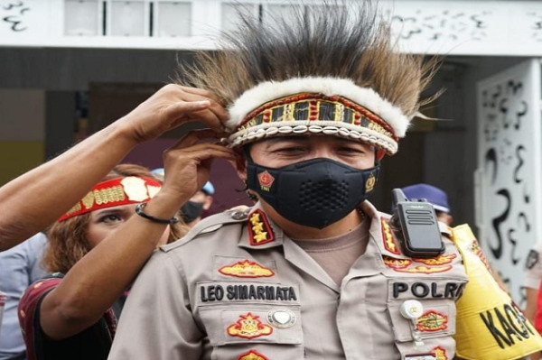 Dicintai Pelajar dan Mahasiswa Papua, Kombes Leo Dinobatkan Jadi Orang Tua Asuh