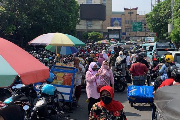 Pengunjung Pasar Tanah Abang Terus Membeludak, Pengendara Nyaris Tidak Bisa Bergerak