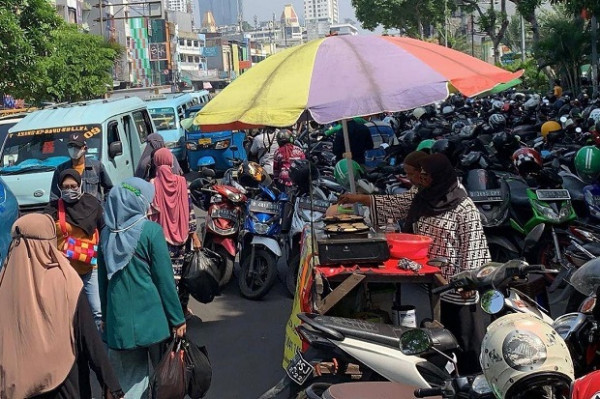 Pengunjung Pasar Tanah Abang Terus Membeludak, Pengendara Nyaris Tidak Bisa Bergerak