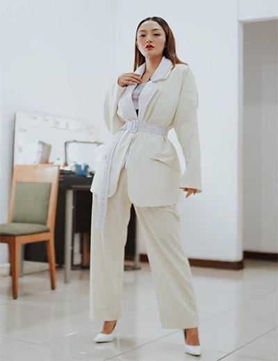 Unik Banget! OOTD Siti Badriah Memakai Label Fashion Lokal