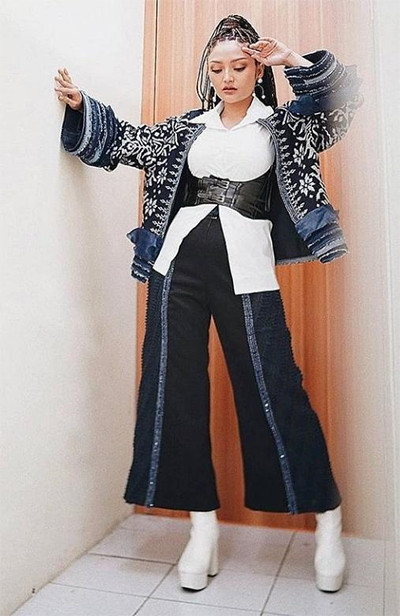 Unik Banget! OOTD Siti Badriah Memakai Label Fashion Lokal