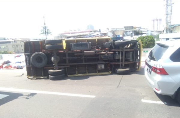 Truk Pengangkut Kain Terguling di Tol Ancol Arah Pluit