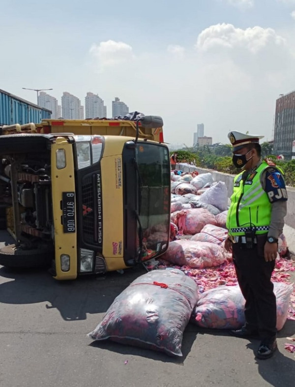 Truk Pengangkut Kain Terguling di Tol Ancol Arah Pluit