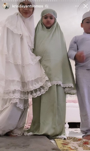 Puasa Tanpa Raul Lemos, Krisdayanti Jadi Imam saat Salat Jamaah Bareng Anak
