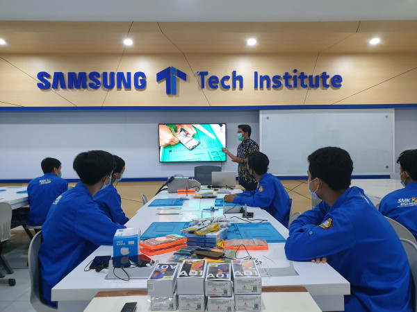 6.000 Siswa SMK Lulus Langsung Siap Kerja Berkat Samsung Tech Institute