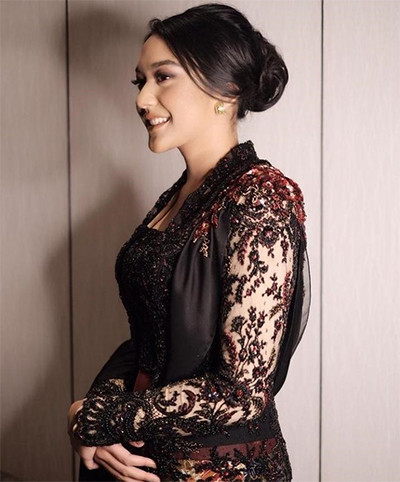 Intip Yuk! Personal Style Putri Tanjung yang Simpel dan Nyaman