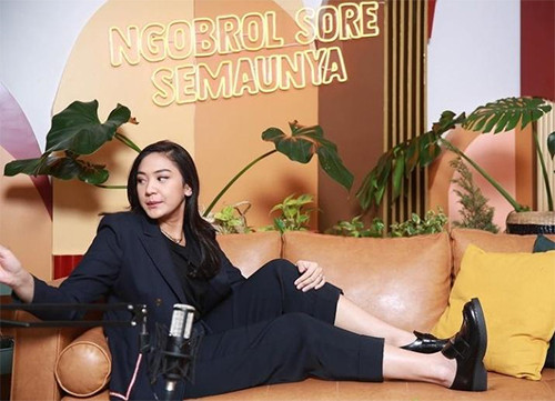 Intip Yuk! Personal Style Putri Tanjung yang Simpel dan Nyaman