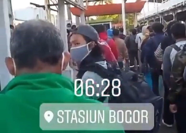 Ngeri, Penampakan Antrean di Stasiun Bogor Pagi Ini, Bikin Penumpang Pasrah