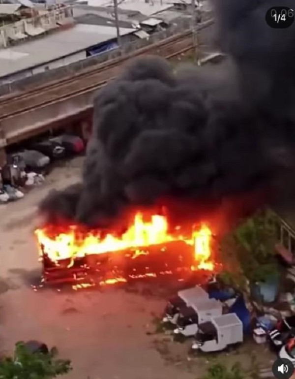 Korsleting dari Mesin Pendingin, Bus Pariwisata Habis Terbakar di Mangga Dua