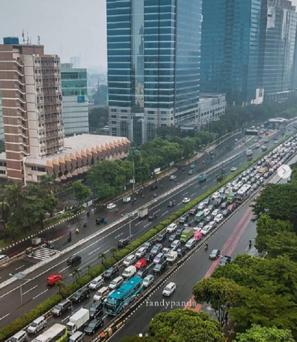 Mobil Bak Terguling di Tol Dalam Kota, Kemacetan Parah Mengular